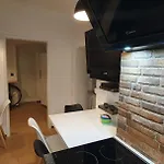 Station Between Dragon And Triple Bridges Apartma *