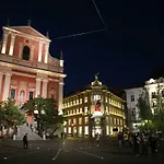 Station Between Dragon And Triple Bridges Apartma