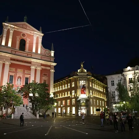 Station Between Dragon And Triple Bridges 아파트