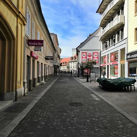 Station Between Dragon And Triple Bridges 아파트