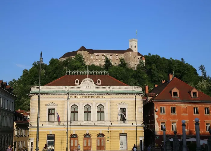 Station Between Dragon And Triple Bridges アパート *