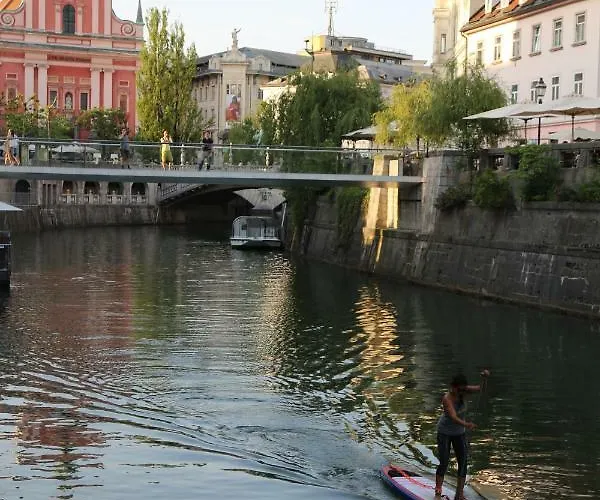 アパート Station Between Dragon And Triple Bridges