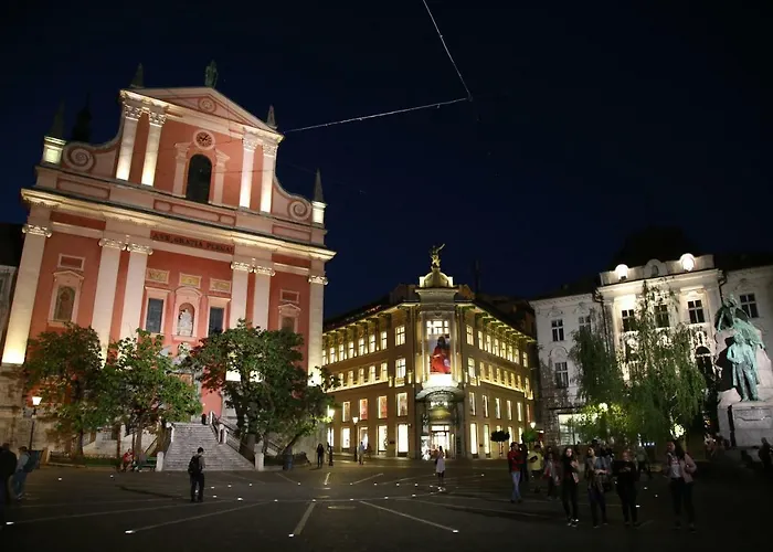 Station Between Dragon And Triple Bridges アパート