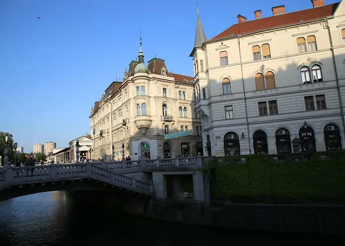 Station Between Dragon And Triple Bridges アパート