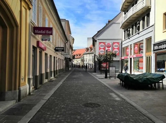 Station Between Dragon And Triple Bridges Apartament