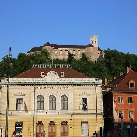 Station Between Dragon And Triple Bridges Lägenhet *