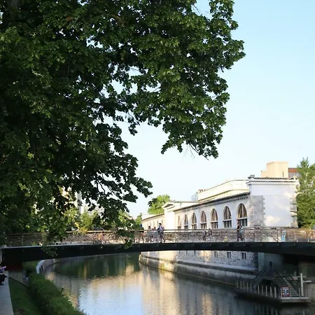 Station Between Dragon And Triple Bridges Lägenhet Ljubljana