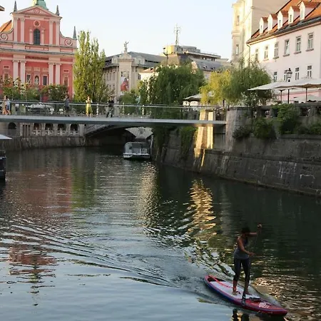 Lägenhet Station Between Dragon And Triple Bridges