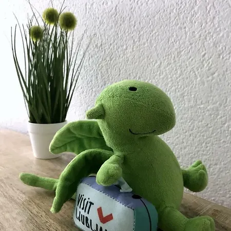 Station Between Dragon And Triple Bridges Lägenhet